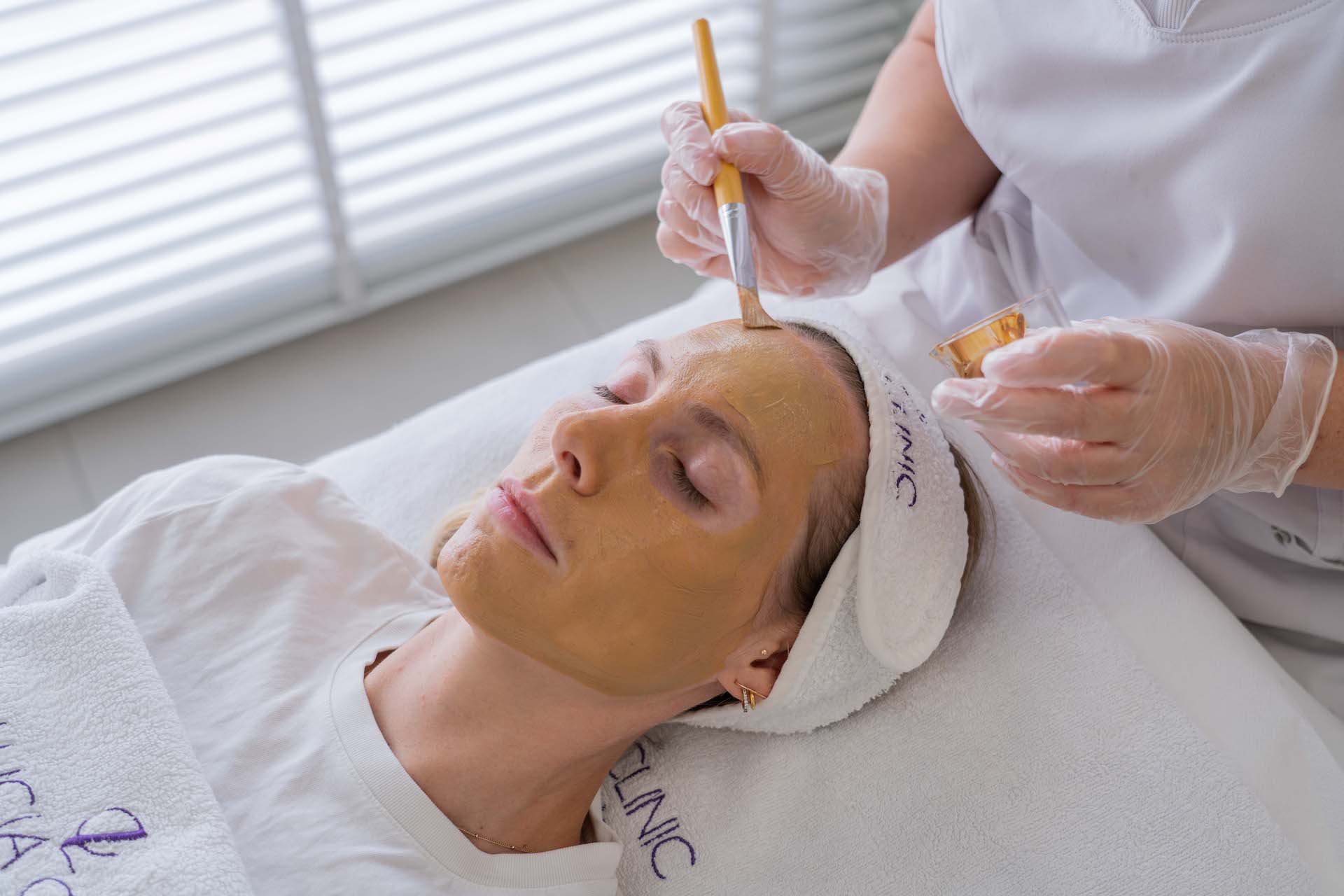 Cosmelan peel, effective skin-lightening facial treatment - reduce hyperpigmentation and improve skin tone in one treatment session with this unique procedure.