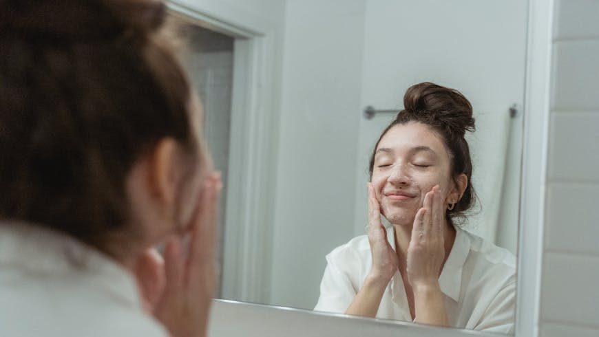 woman doing a routine for oily skin