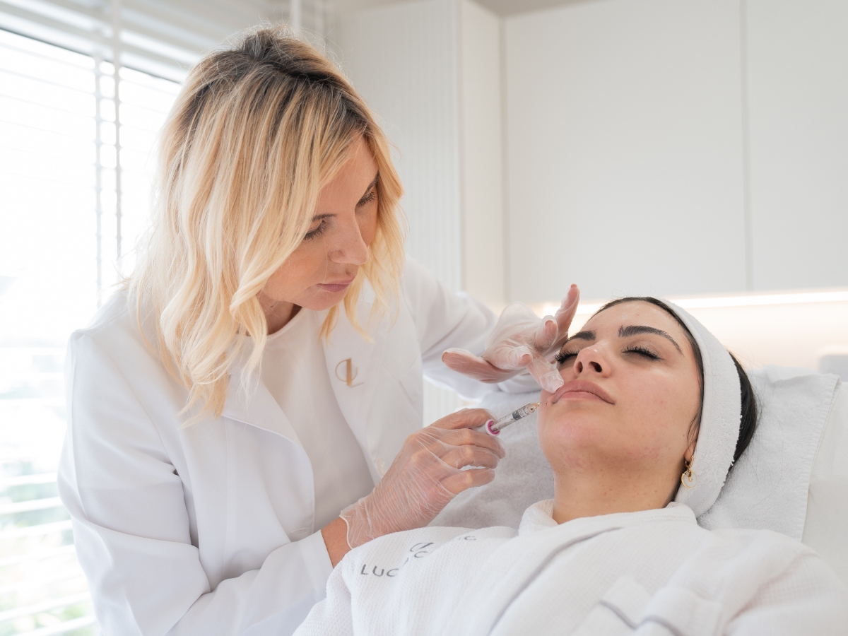 Dr Radmila putting lip fillers